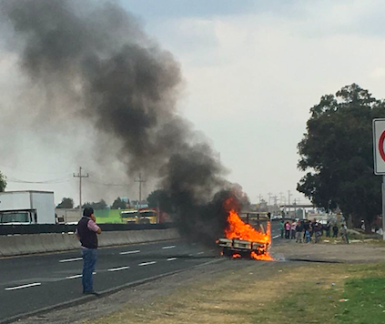 Reportan incendio de vehículo en carretera a Huamantla